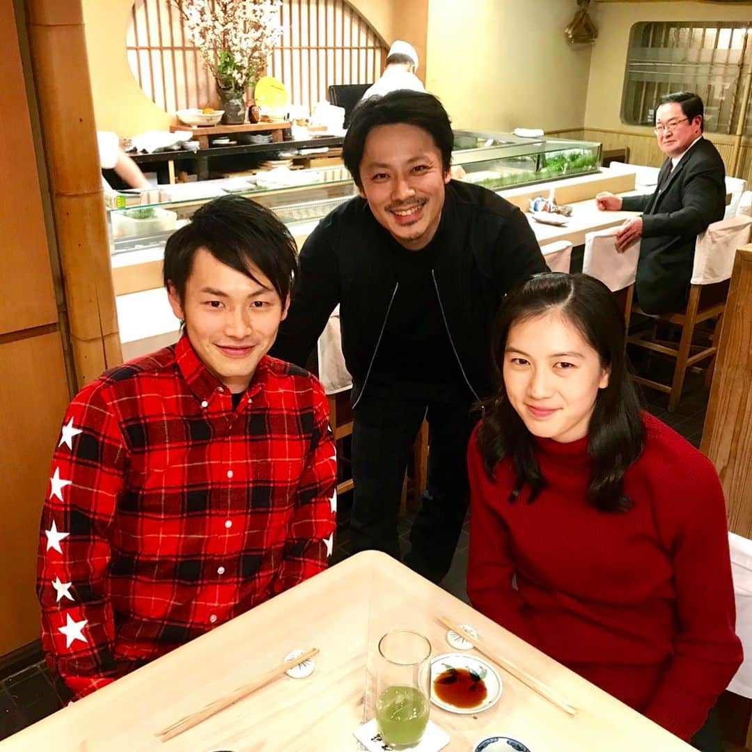 大堀彩のインスタグラム：「昨日、チームの先輩嘉村さんとa.v.vの撮影があり、池田信太郎さんにご協力いただきました。 普段は着ることのない服を選んでいただき、とても新鮮で、着心地は最高です！👗👚👠 また、着たことのない色にももっと挑戦してみたいと思います😊 貴重な経験になりました。 @avv.official  @shintaroikeda_tokyo ありがとうございます🙏 #自分をもっと好きになる服 #a.v.v #アーヴェヴェ #イトキン #春コーデ #purple #badminton」