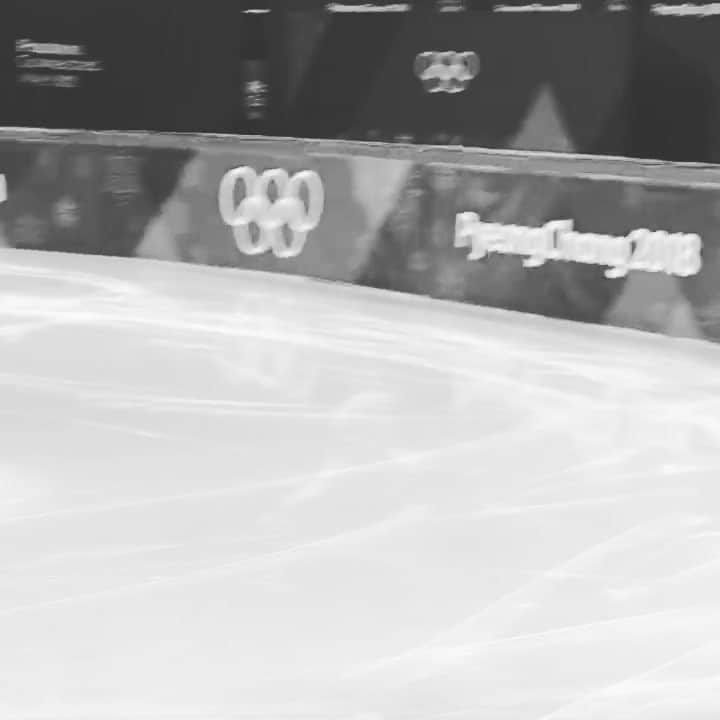 ペニー・クームズのインスタグラム：「⬆️ That’s me... at the Olympics... Practicing stuff . . . . #pyeongchang2018 #olympics #winterolympics #practice #training #figureskating #muse #butterfliesandhurricanes #butterflydress #blackandwhite #ice #icedance #figureskating #olympicrings #thatsme #lovemyjob #happiness #love #thursday」