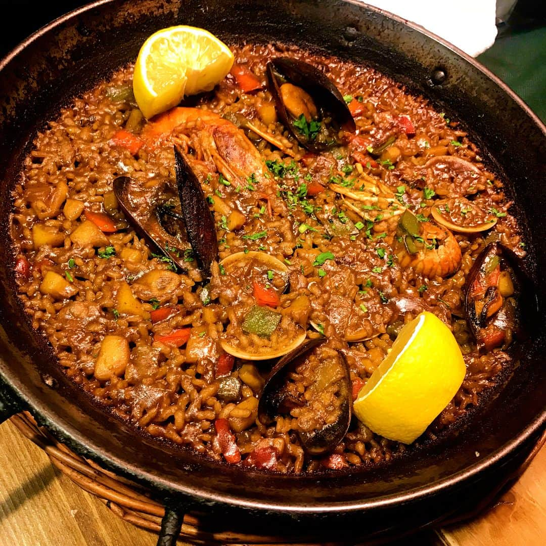 馬場彩月さんのインスタグラム写真 - (馬場彩月Instagram)「#foodporn #barcelona #spain #paella #español #hola #パエリア何回食ってんねん #🙋‍♀️#oyster #razolfish Thank you for the information @r_nkns 💋 #germansausage  #frankfurt」2月15日 21時38分 - sazuki_vivian