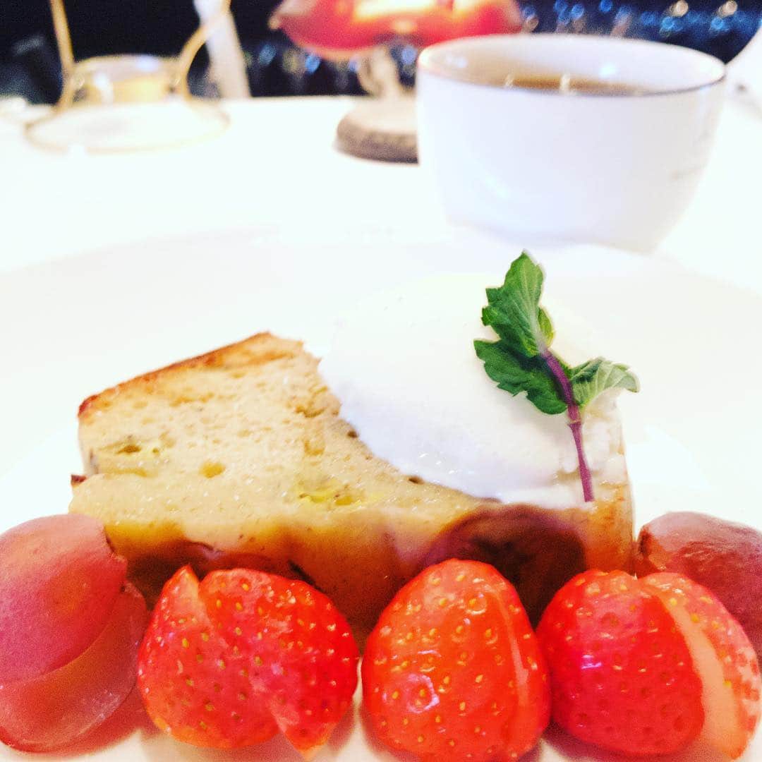 Barre de vin Kのインスタグラム：「2018.02.15  BrandyCake  もう、タップリのブランデーを含んだ ケーキ、  間違いなくの香り、味わい、 紅茶が必要です。  #brandycake #LouisVuitton #warm #foodstragram #vscocam #instafood #instavsco #IGersJeP #foodphoto #onthetable #vsco_food #vscogram #fodstyling #feedfeed #mycommontable #foodvsco #foodlover #wine #winelover #barredevink #LIN_stragrammer #オトコノキッチン #kagoshima #cafestragram #大人カフェ #winebar #cafe #winebar」
