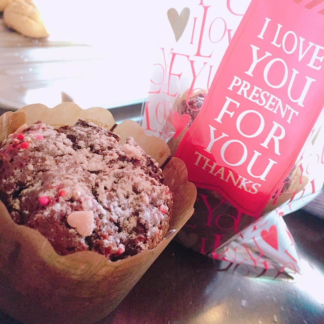 木村友香さんのインスタグラム写真 - (木村友香Instagram)「今年のバレンタインは、、💝 ＊メロンパン風クッキー（メンバー用） ＊マフィン型ガトーショコラ（ファンの皆さんへ） を作りました＼♡／ この時期になるとお菓子作り魂に気合いがはいる(*´ω`*) 食べてくれた人から「おいしい」って一言が貰えたら幸せ！  #valentine #sweets #手作りお菓子 #手作りバレンタイン #お菓子作り好きな人と繋がりたい #お菓子作り大好き #メロンパン風クッキー #ガトーショコラ #可愛いスイーツ #instasweets #valentinesday #愛情たっぷり #japanesegirl #tokyo #followme #instagood #like4like #カバガ #instahappy #love」2月15日 14時40分 - yu_chin114