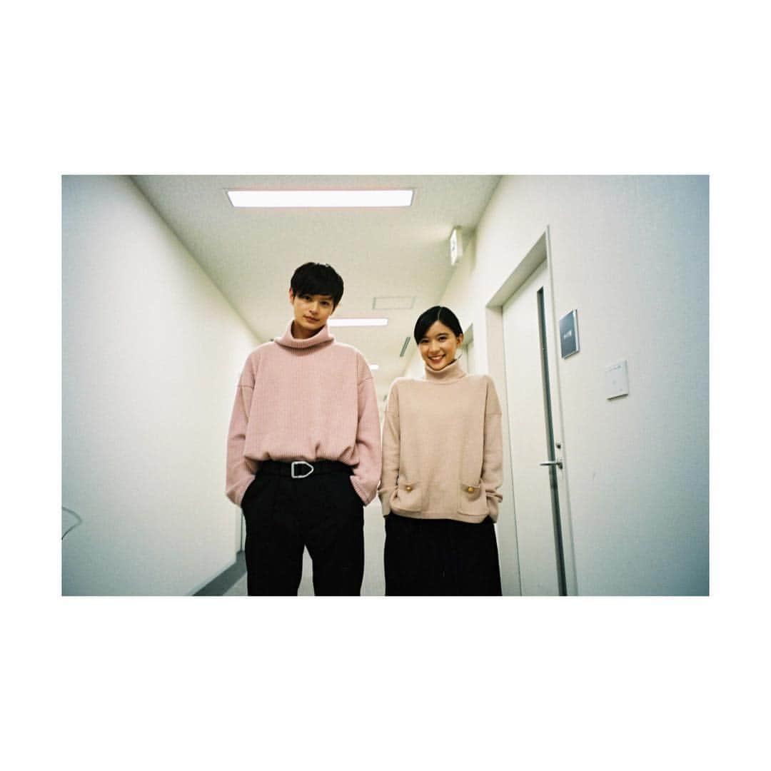芳根京子さんのインスタグラム写真 - (芳根京子Instagram)「初回放送の日 気合い入れてピンク着たら 瀬戸さんとペアのようになりました。 ちょうど1ヶ月前。  #film #のため時差がある #お互い珍しいピンク #芳根は #年1のピンク #海月姫」2月15日 15時28分 - yoshinekyoko