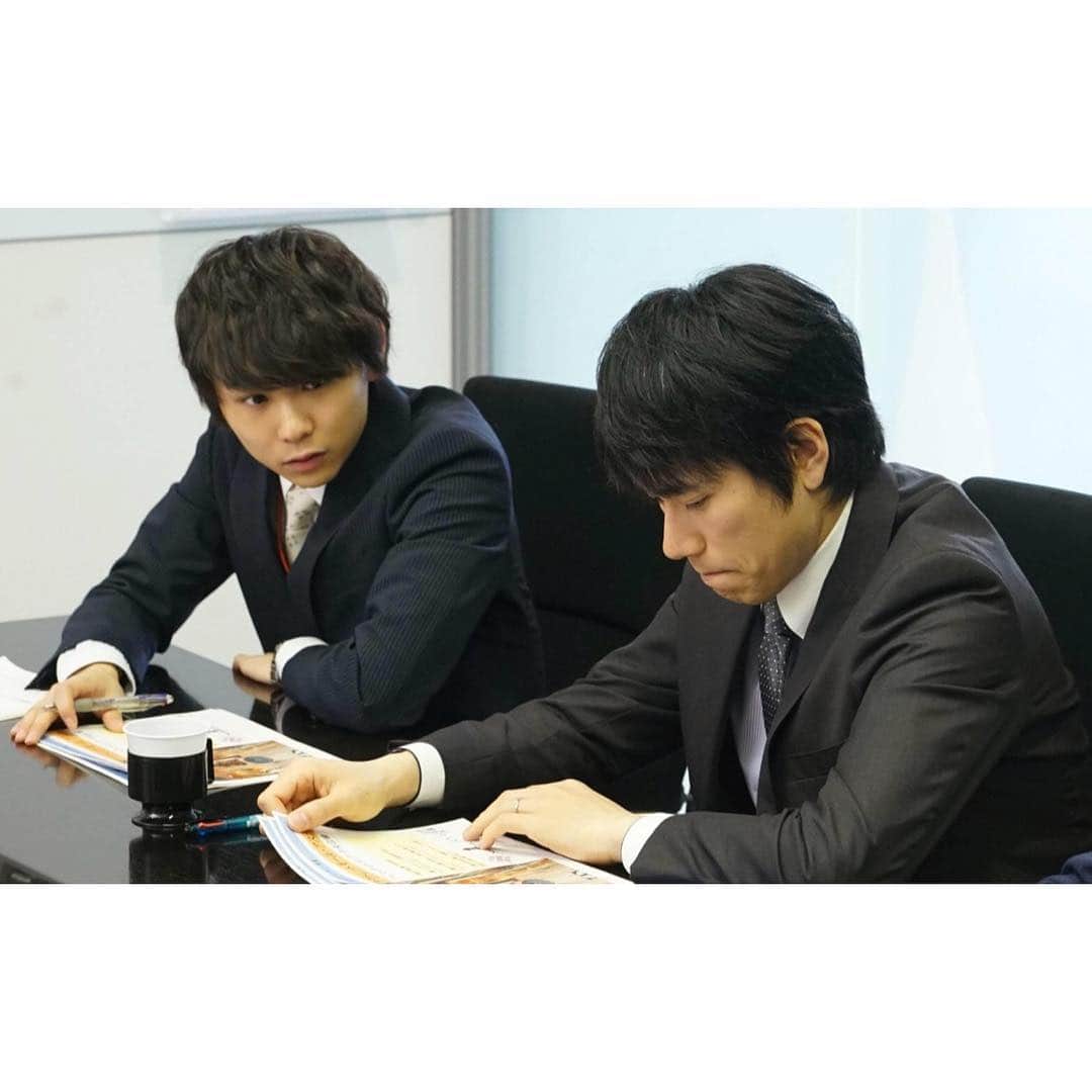 須賀健太のインスタグラム：「ドラマ『隣の家族は青く見える』 5話の場面写真をゲット！ 渋い顔の主任とそれを見守る朋也くん…… どんな状況！！？笑  今日よる10時放送です！  #松山ケンイチ #須賀健太 #となかぞ #髑髏城の七人風と月」