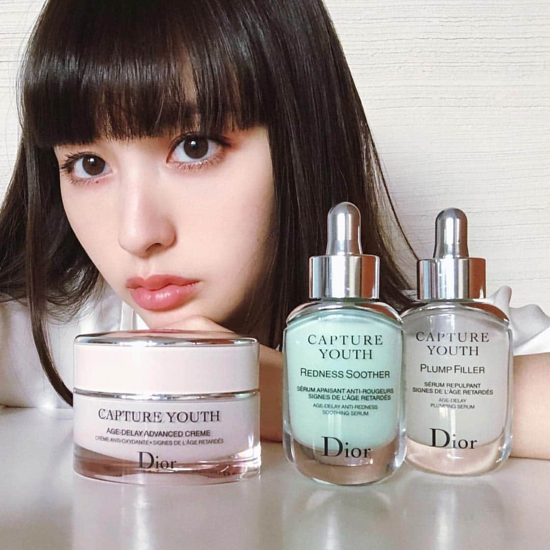 鈴木えみさんのインスタグラム写真 - (鈴木えみInstagram)「@Dior 「カプチュール ユース」を使い始めて、1ヶ月が経ちました✨個人的な感想をまとめますと... ✔️まず、見た目がかわいくて気分あがる。（これ大事❗️） ✔️香りが優しくて癒される。家族にも好評です👍🏻 ✔️軽やかなテクスチャーなのに潤いがしっかり続く！クリームで肌の表面が整って、ベースメイクの仕上がりもなんだかキレイ！！ ✔️調合できるのがやっぱり楽しい。日々のコンディションによって、セラムをチョイス。私はいつも欲張って2種類は混ぜちゃう😝出番が多かったのは白の「プランプ フィラー」と、グリーンの「レッドネス ミニマイザー」です。元気な肌が安定して続くようになって、ふっくらとハリも出たような気がします。 クリームはだいぶ減ってきましたが、セラムはまだまだ残ってるので、クリームをリピートして使い続けます❤️❤️ #カプチュールユース #DIORFORYOUTH」2月15日 16時53分 - emisuzuki_official