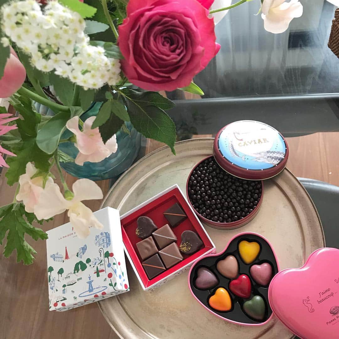 marie_8203のインスタグラム：「結婚記念日は💐をいただき🍫をあげます、他にも待機中のチョコがたくさん(๑˃̵ᴗ˂̵)しばらく幸せ♡」