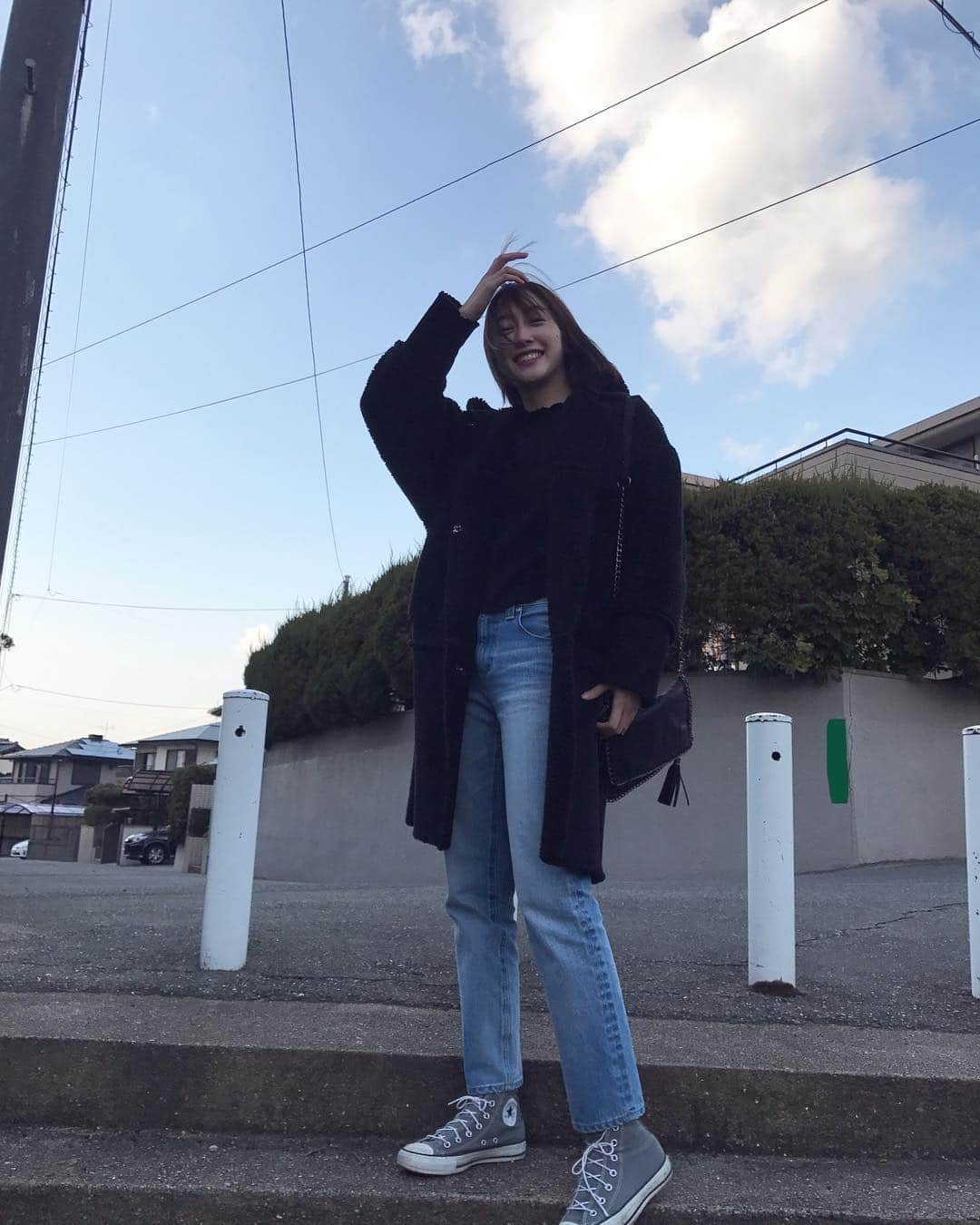泉見祐希のインスタグラム：「お気に入りのデニム💙 YANUKのJOYCE 縦にストレッチが伸びるから 脚を綺麗に見せてくれる . #YANUK #JOYCE #デニム」