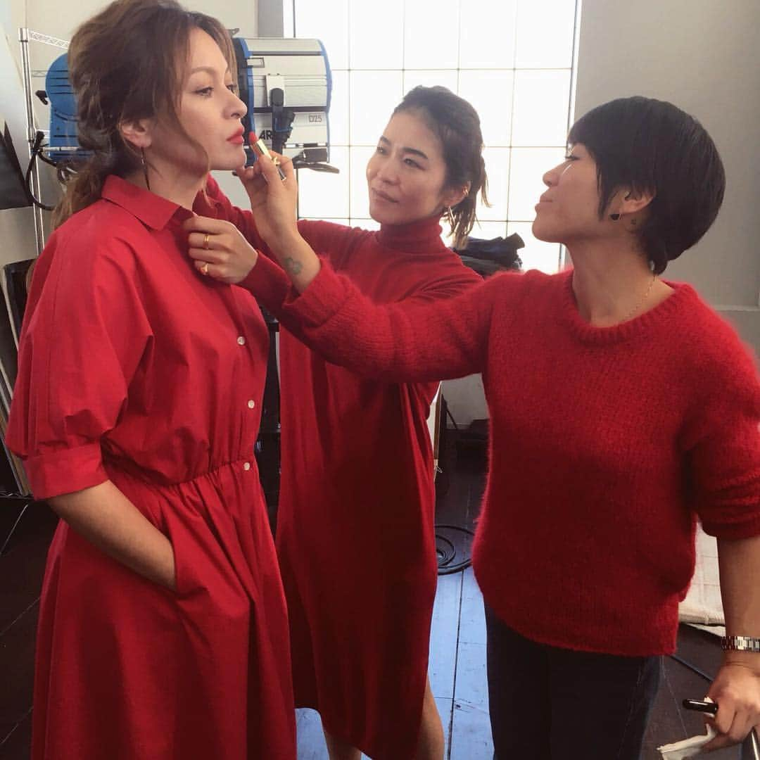 辻直子さんのインスタグラム写真 - (辻直子Instagram)「#otonamuse#red#rip#dress#veryveryred #撮影#気持ちいい日#でも赤すぎる日#小芝居の日  赤い口紅はいつも身方になってくれる  楽しい日も疲れている日も落ちこんでる日も誰かに会いたい日も😊だから大切な存在」2月15日 18時34分 - naoko.ts