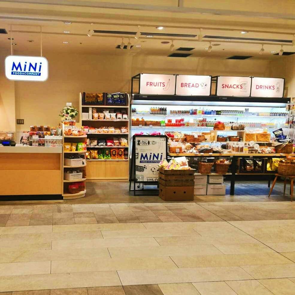 FOOD&COMPANYさんのインスタグラム写真 - (FOOD&COMPANYInstagram)「【2/15　MiNi by FOOD&COMPANYオープンいたしました 】 FOOD&COMPANYのNEW SHOPが本日、NEWoMan SHINJUKUエキナカにオープンいたしました。 今回の立地はJR新宿駅改札の中です。 通勤の途中や、旅の経由地としてJR新宿駅を利用されるたくさんの方々が、ほっと一息つけ、心も体も「ヘルシー」と感じられる品揃えを目指しました。  また、学芸大学店でも人気のきのね堂の焼き菓子、ファンがどんどん増えているhalutaのパン、まとめ買い&リピーター支持率の高いgo!MUFFINS go!さんのマフィンは定期的に入荷の予定です。  ついで買いにおすすめしたいリンゴやミカン、バナナなどのフレッシュフルーツも届きました。  営業時間は平日8時から22時、土日祝は8持から21時半です。 皆さまのご来店、心よりお待ちしております。  #foodandcompany#minibyfoodandcompany#新宿#ニュウマン#フードアンドカンパニー#エキナカ#tokyo#shinjuku」2月15日 18時56分 - foodandcompany_grocery