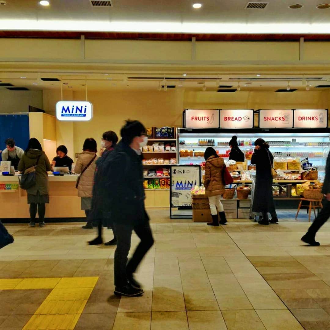 FOOD&COMPANYさんのインスタグラム写真 - (FOOD&COMPANYInstagram)「【2/15　MiNi by FOOD&COMPANYオープンいたしました 】 FOOD&COMPANYのNEW SHOPが本日、NEWoMan SHINJUKUエキナカにオープンいたしました。 今回の立地はJR新宿駅改札の中です。 通勤の途中や、旅の経由地としてJR新宿駅を利用されるたくさんの方々が、ほっと一息つけ、心も体も「ヘルシー」と感じられる品揃えを目指しました。  また、学芸大学店でも人気のきのね堂の焼き菓子、ファンがどんどん増えているhalutaのパン、まとめ買い&リピーター支持率の高いgo!MUFFINS go!さんのマフィンは定期的に入荷の予定です。  ついで買いにおすすめしたいリンゴやミカン、バナナなどのフレッシュフルーツも届きました。  営業時間は平日8時から22時、土日祝は8持から21時半です。 皆さまのご来店、心よりお待ちしております。  #foodandcompany#minibyfoodandcompany#新宿#ニュウマン#フードアンドカンパニー#エキナカ#tokyo#shinjuku」2月15日 18時56分 - foodandcompany_grocery