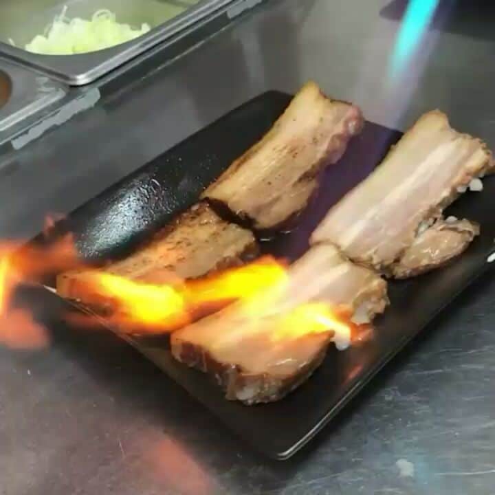 まぜそば・らーめん 覇丸堂のインスタグラム：「ラーメンチャーシューあぶってま！」