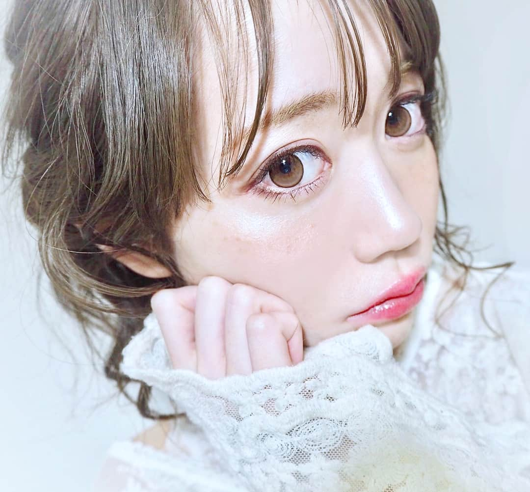 佐藤瀬奈さんのインスタグラム写真 - (佐藤瀬奈Instagram)「皆さま今日も1日お疲れ様です♡ . 今日つけてるカラコンはもうすぐ発売される#エンチュール のAlice(アリス)💕 先日モデルをしたのでサンプルを頂いたの(*´﹀`*) . フチありで盛れるのに自然だし、ズレないし、まさにこういうのを待ってました！っていうような理想的なカラコン…😭❤️ どストライクすぎて、撮影でつけた時は感動したよ😭 . Aliceはちゅるんとしたガーリーな瞳になれるから、合わせて髪もふわふわに巻いてアレンジしたよ💓 他のカラーもすごく良かったから早くみんなに見てほしいー😂！ 今日から @mewcontact で予約開始だからぜひチェックしてみてね😍 . さて私は仕事が終わってこれから家族でご飯〜😋🍴 ずっと気になってたタイ料理屋だから楽しみすぎる！あいらぶパクチー🌿💕 . . #カラコン#emtulle#カラコンレポ#ガーリー#ナチュラルカラコン#ブラウンカラコン #コスメ好きさんと繋がりたい#メイク好きな人と繋がりたい #コスメマニア#化粧品#makeup#japanesemakeup#パクチー#パクチー女子#シースルーバング #オルチャンメイク #オルチャン」2月15日 19時47分 - senapuu