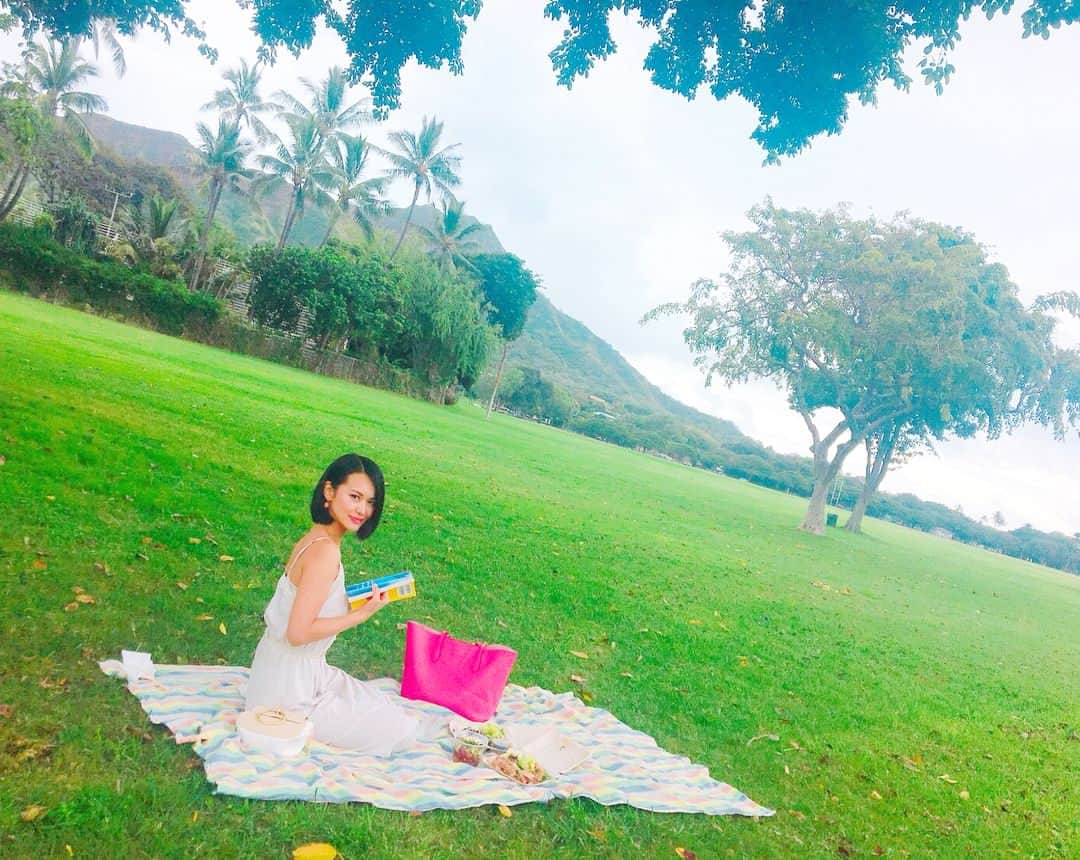 七尾エレナのインスタグラム：「Kapiolani Park🌞🌴🌺 ＊ #hawaii #思い出 #picnic #kapiolanipark #pioneersaloon #ハワイ #ピクニック #diamondhead」