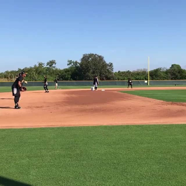 ホセ・オスナのインスタグラム：「2018 vamos para encima ✌🏽⚾️」