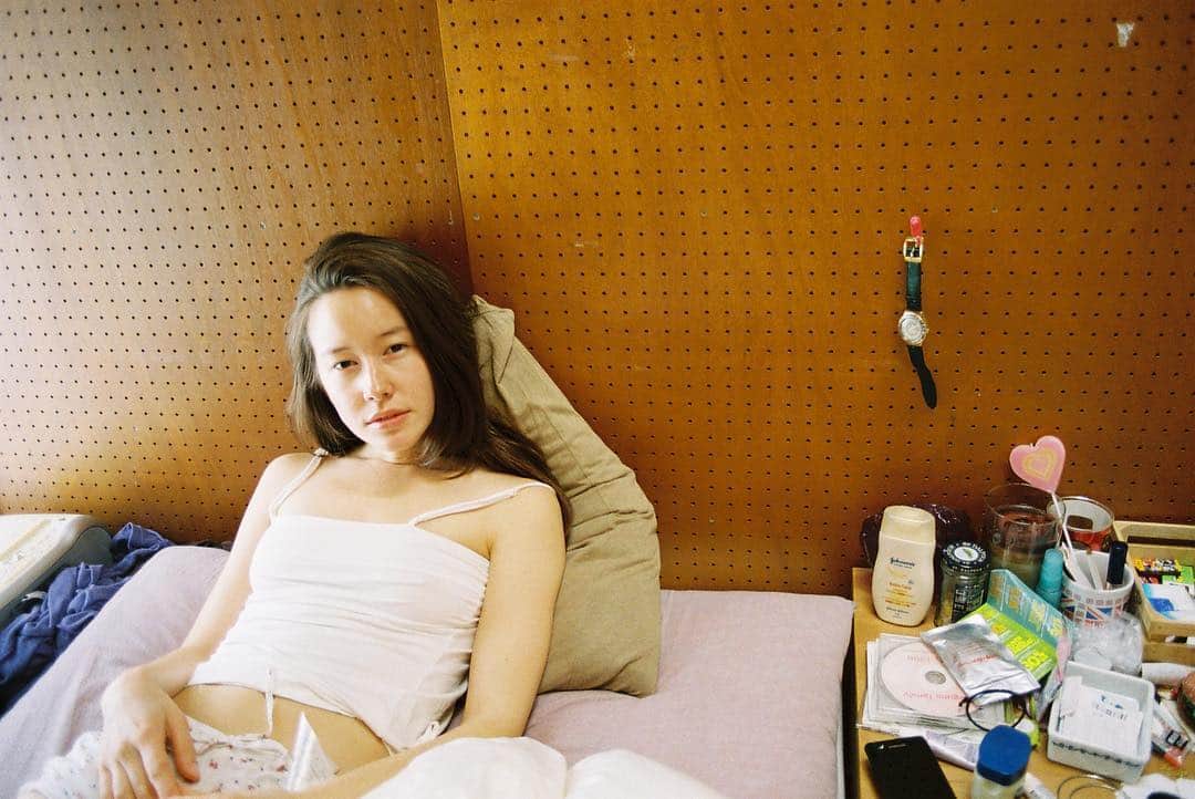 花盛友里のインスタグラム：「寝起き女子買ったよー！ って、載っけてくれたり、 メッセージくれたりして本当にありがとうございます😭❤️ 読むたび、見るたびに、感謝の気持ちでいっぱいになっています。 「こんなに可愛い寝起きの人なんて本当にいるの？？」 って言われることもあるんだけど、ええ、いるんですよ♡ 本当に驚きなのは、毎日撮影でいろんなモデルさんに会うけど、みんな現場入りした瞬間が一番可愛かったりするのよ。 あれは一体なんなんだろう。 すっぴんで眠そうで、コーヒーとか片手に入ってくるあの感じが愛しくてたまらない。 もちろんヘアメイクさんにメイクしてもらった後もすごくすごく綺麗なんだけど。 メイクした後のちゃんとした感じも好きだけど、あの寝起きの〔隙のある感じ〕に、とんでもない愛しさを覚えるのかもしれないなぁ。 この企画か始まったのはわたしが泊まりにきた友達を撮っていたところから。 だってみんな寝起きが可愛すぎるんだもの。 もちろんどんな人の寝起きでも可愛いってわけじゃないのよ。 その子のことが好きだから可愛いって思うものなの。 愛しさは可愛さに変わるでしょ？ 「わたししか見れない、僕しか見れない、特別なこの瞬間」 みんなは今日誰の隣で目覚めるのかしら♡ . . #寝起き女子 #girlsinthemorning #girl #japan #portrait」