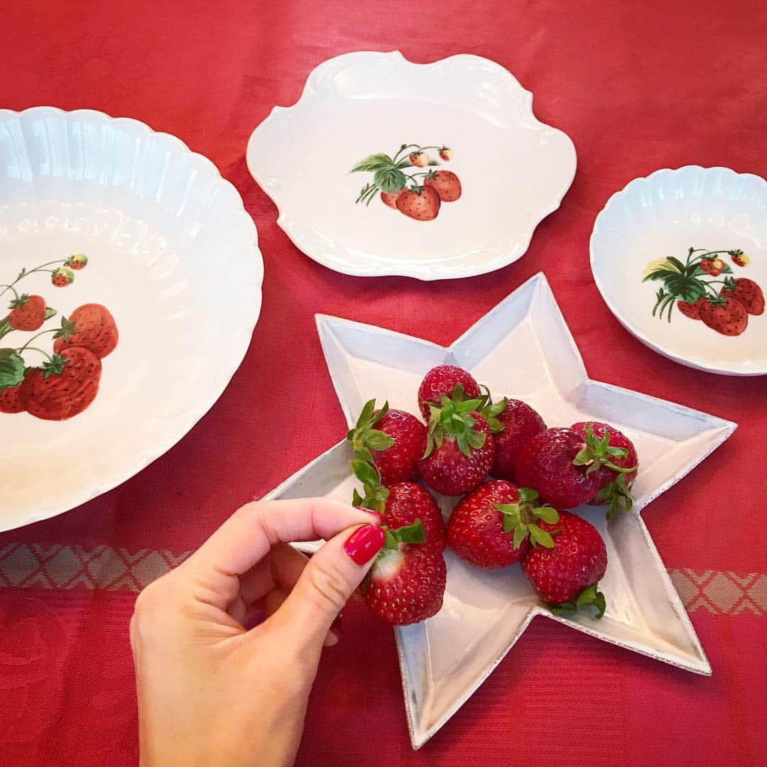 SHOKOさんのインスタグラム写真 - (SHOKOInstagram)「🍓#アスティエ の星のお皿と、母が絵付けした苺のお皿で、大好物の #あまおう 🍓幸せ🍓 #strawberry」2月15日 22時29分 - shoko_london