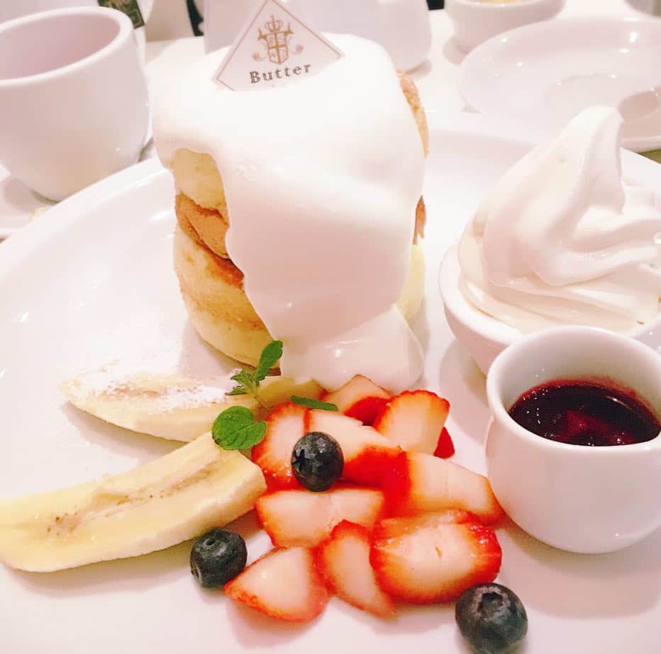 Tastimeのインスタグラム：「ふんわりパンケーキが病みつき💗 Butter 🥞 ￥1,000～￥1,999 月～土 10:00～23:00 （L.O.22:30） 日・祝日 10:00～22:00 （L.O.21:30） 📍大阪府大阪市北区茶屋町4-4 茶屋町ガーデンビル 2F	 Photo by @usa6928」