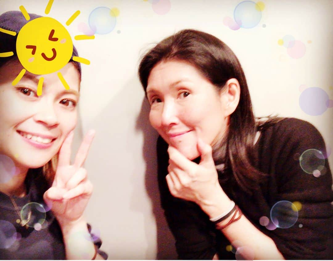 小柳ゆきのインスタグラム：「舞台も終わり、心斎橋リリーから小柳ゆきへと戻ってまいりました🙂 。 。 そして2/17の浜離宮朝日ホール最終リハも終了！ 。 。 。 写真はライブプロデューサーの本間律子氏と😊 本間さんとは7年ぐらい前に朝日ホールライブを始め、沢山のライブをプロデュースしてもらっていました！ 今回久しぶりに本間さんが入り、今までの楽曲が劇的に生まれ変わり、より歌をジックリ聴いてもらえるんじゃないかと思います💕 。 。 さあ、本番は明後日‼️ 楽しみにしててね〜✌️️ #浜離宮 #朝日ホール #アコースティック #ライブ」