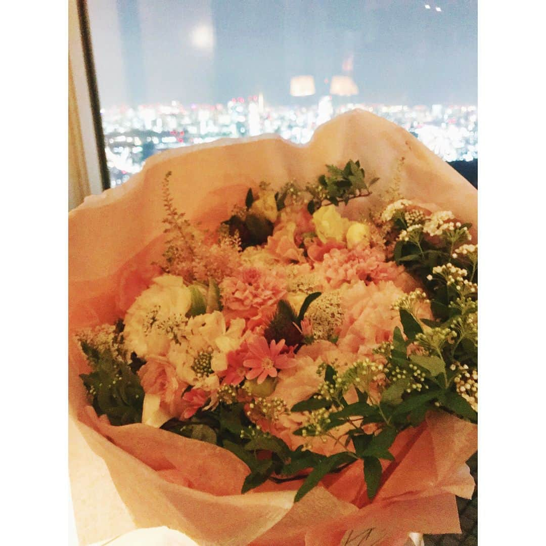 松嶋恵里さんのインスタグラム写真 - (松嶋恵里Instagram)「. お誕生日お祝いしてもらいました🎂✨美味しかった🤤✨ . . . #お誕生日#ニューヨークグリル#景色が綺麗#お腹いっぱい#花束#お腹いっぱい#感謝#新宿散歩#まどマギ#birthday#newyorkgrill#parkhyatttokyo#shinjuku#bouquet#instabirthday#nightview#l4l#0215」2月15日 23時06分 - eri_mtsm0215