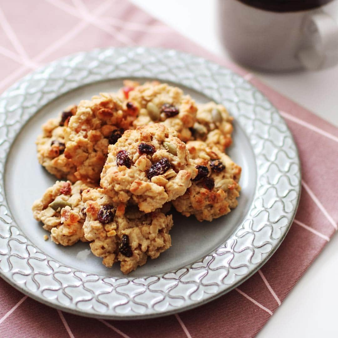 utoshさんのインスタグラム写真 - (utoshInstagram)「Coffee cookie! サントリーさま「BOSS LATTE BASE」とカルビーさま「フルグラ」を使った「フルグラ・テ」レシピ「フルグラのコーヒークッキー」考案させていただきました。 . とっても美味しかったです！レシピものせますので、ぜひ作ってみてほしいです！ . フルグラのサクフワな歯ごたえがいい感じになりますよ！ . ーーーーーーーーーーー フルグラのコーヒークッキー . 〈材料〉 アーモンドパウダー 20g 薄力粉 40g ベーキングパウダー 小さじ1/2（3g） バター 20g はちみつ 30g 豆乳 小さじ1半 ラテベース 小さじ1半 フルグラ 80g . . 〈作り方〉 1,常温に戻したバター、はちみつをしっかり混ぜ合わせ、そこに豆乳、ラテベースを加える。 2,薄力粉、アーモンドパウダー、ベーキングパウダーを合わせる。 3,1と2を混ぜて生地を作り、フルグラを加えて軽く混ぜ合わせる。 4,スプーンで一口大にとった生地をクッキングシートにのせ、天板にのせて180°に予熱したオーブンで10分程度焼き、冷ましたら完成。 . ーーーーーーーーーーー . . #フルグラテ #ラテベース #フルグラ #サントリー #ボスラテベース #甘さ控えめ #Suntory #BOSS #おうちカフェ @suntory_jp . . #ellegourmet#lunch#brunch#breakfast#foodporn#instagramjapan#vsco#IGersJP#onthetable#ランチ#おうちカフェ#うちごはん#暮らし#デリスタグラマー#cooking#homemade#クッキングラムアンバサダー#おうちごはん#朝ごはん#japanesebreakfast」2月15日 23時57分 - utosh