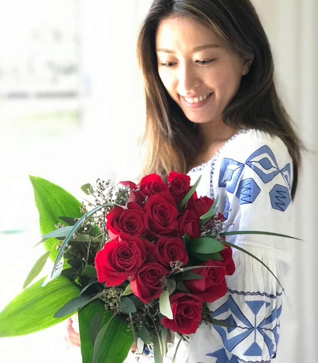 里田まいさんのインスタグラム写真 - (里田まいInstagram)「アメリカのバレンタインは、男性から女性に渡すみたいで、スーパーには、花を買いにくる男性が沢山いましたよ。夫が1人で花を選んで買ってる姿を想像するだけで、ニヤケてしまう🤭嬉しかった！ #happyvalentinesday  でした🌹❤️ @masahiro_tanaka.official」2月16日 4時20分 - maisatoda_official