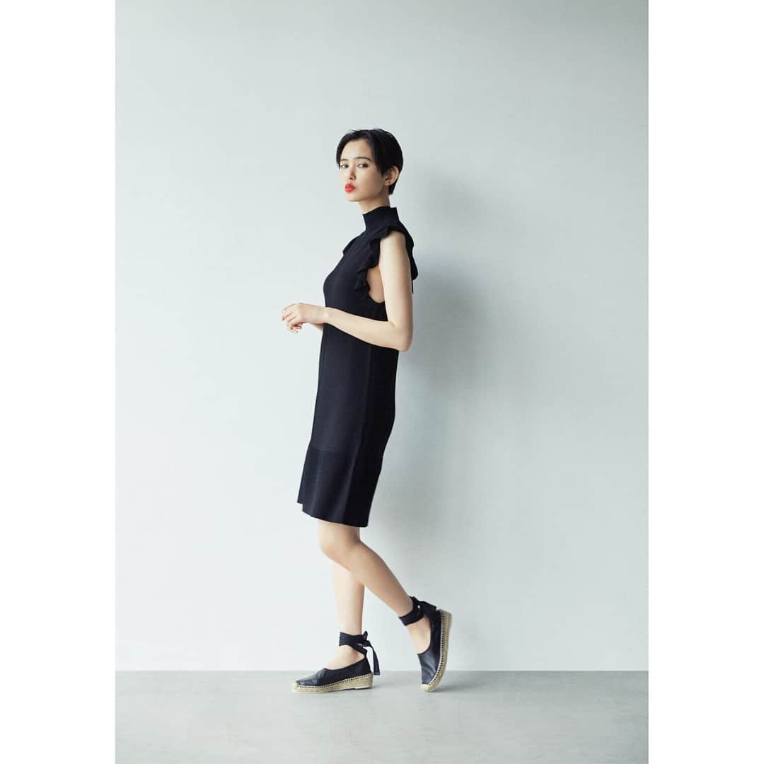 NOBLEさんのインスタグラム写真 - (NOBLEInstagram)「“Refined Sense” おしゃれも生き方も引き算を知っている。 削ぎ落とすことで得られる、洗練や余裕こそが大人の女性には必要。 dress「Room no.8」¥37.000(+tax) shoes「HEREU」¥31.000(+tax)  #new#lookbook#fashion#blackdress#dress#roomno8#coordinate#trend#ss#2018#noble#baycrews#ルック#ルックブック#コーデ#ドレス#ワンピース#ノーブル#ベイクルーズ#モデル#比留川游」2月16日 16時34分 - noble.jp