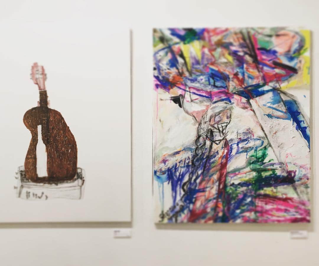 ばばかよのインスタグラム：「Left of the guitar of painting by intellectual disabilities. Right of painting were draw by my friend Shojo no Tomo.Painting of both of which are great💗#ショウジョノトモ #exibithion #motoazabu #painting #great #shojonotomo」