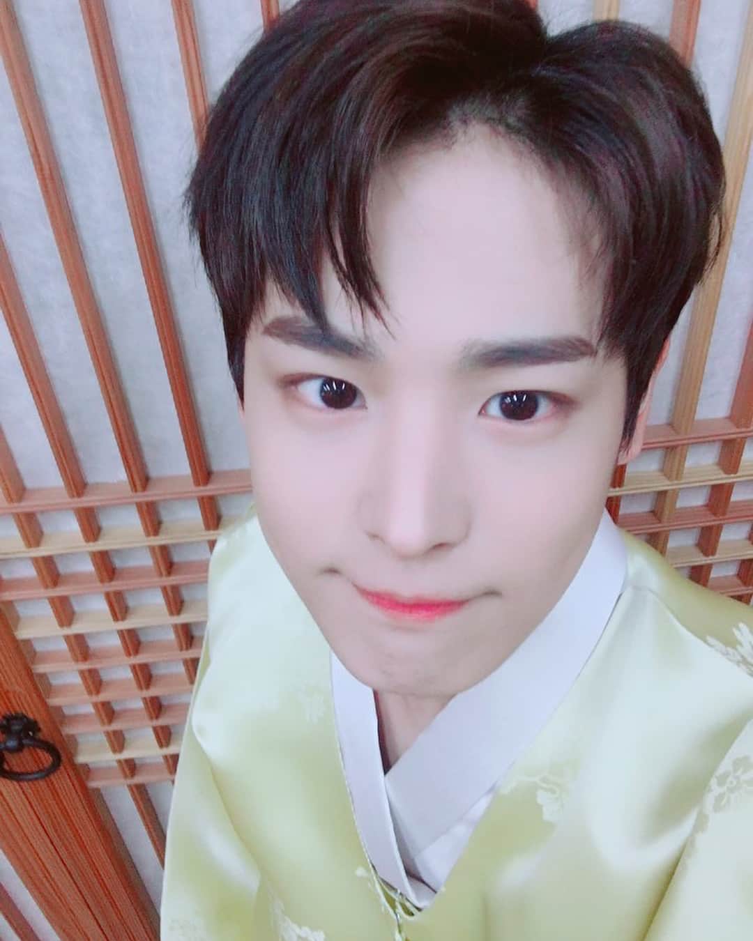 Victonさんのインスタグラム写真 - (VictonInstagram)「[#빅톤] 🙇🏻‍♂️2018 새해 복 많이 받으세요🙇🏻‍♂️ 까치~까치~설날에도! 우리 우리 빅토니들과 함께하기 위해 설날 맞이 병숩형제의 깜짝 선물 대공개🎁 빅토니도령님들과 함께 즐거운 설날 보내세요💛  #VICTON #병찬 #수빈 #설날은_역시_한복입은_빅토니지😎」2月16日 12時04分 - victon1109