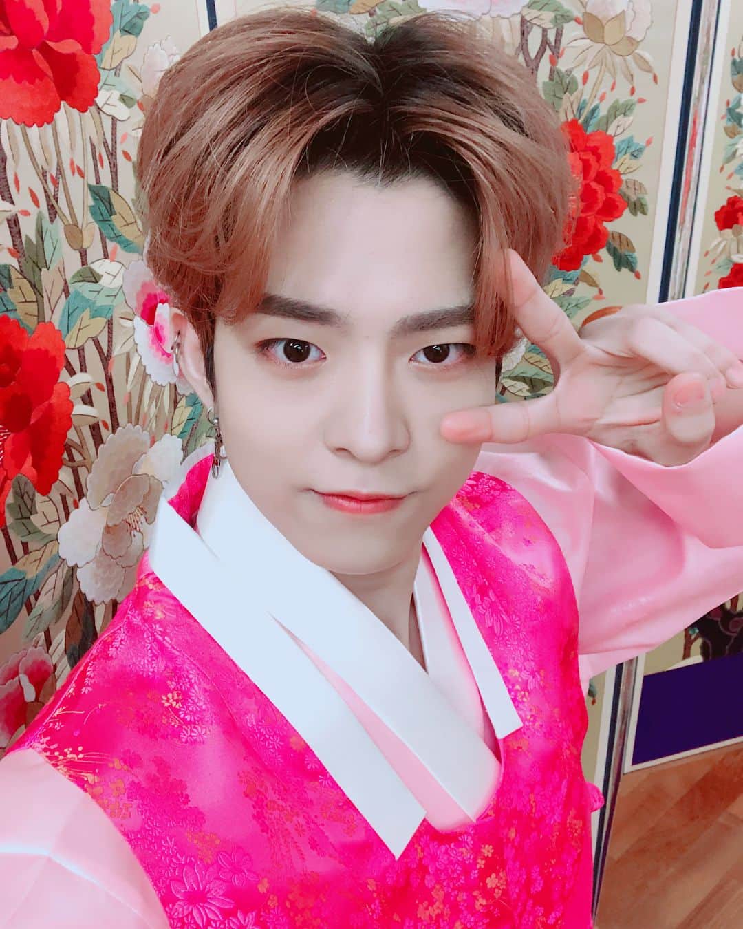 Victonさんのインスタグラム写真 - (VictonInstagram)「[#빅톤] 🙇🏻‍♂️2018 새해 복 많이 받으세요🙇🏻‍♂️ 까치~까치~설날에도! 우리 우리 빅토니들과 함께하기 위해 설날 맞이 병숩형제의 깜짝 선물 대공개🎁 빅토니도령님들과 함께 즐거운 설날 보내세요💛  #VICTON #병찬 #수빈 #설날은_역시_한복입은_빅토니지😎」2月16日 12時04分 - victon1109
