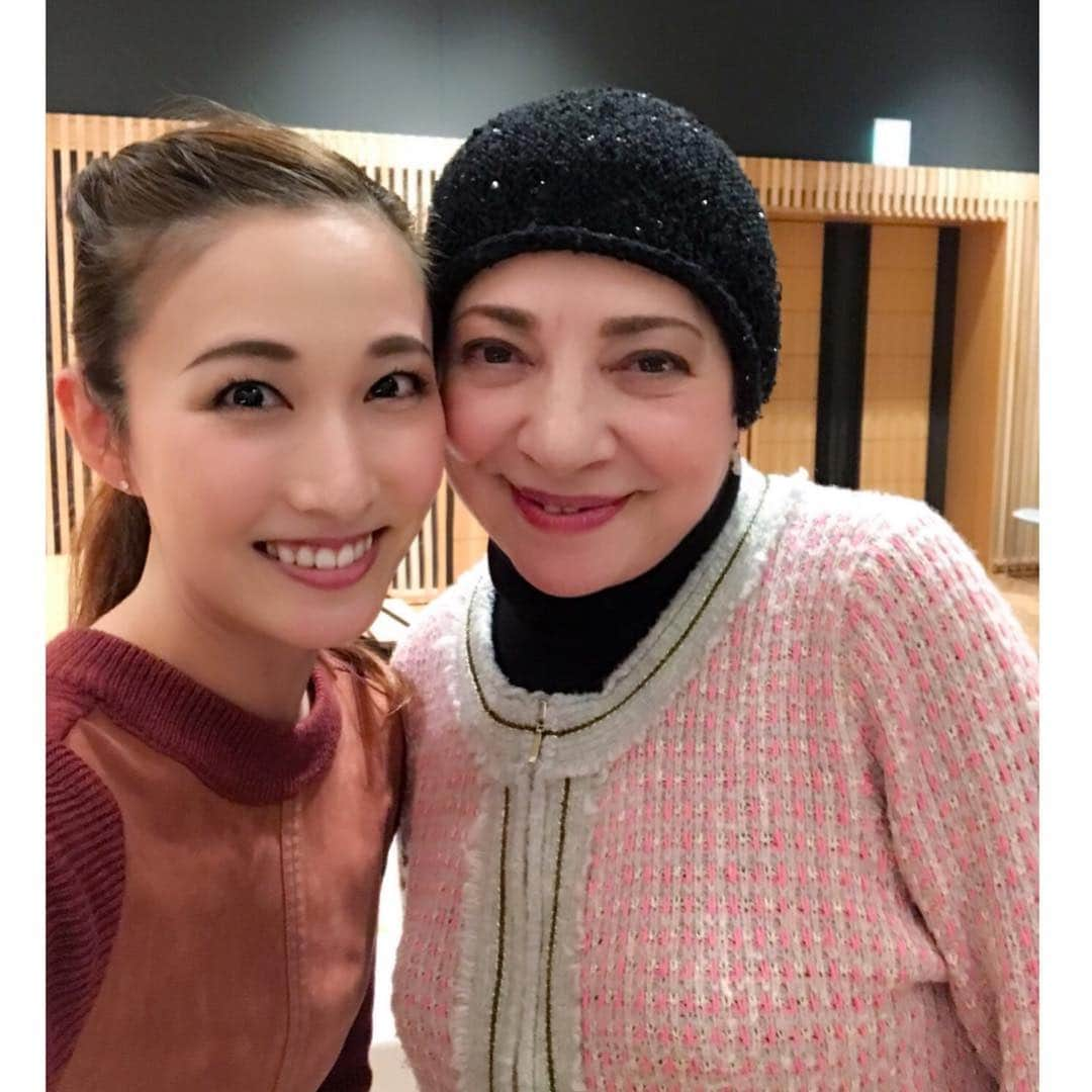 実咲凜音さんのインスタグラム写真 - (実咲凜音Instagram)「. 大先輩の 鳳蘭さん。  ツレさんにはこの度 ほんっっっとうに お世話になりました(^^) いつも明るく楽しく そして、優しく導いてくださり こうして出会えましたこと 奇跡だと思います❣️ 大好きです。  ツレさんの あのポジティブオーラ✨ と言いますか 常にエネルギーに満ち溢れているのが 素晴らしくて！！ お人柄も舞台のお姿も 大大大尊敬しています！！ いつまで経っても お美しく 大スター❣️のツレさん😊  夢のような時間を ありがとうございました😭❤︎ みりおん。 #鳳蘭 さん #屋根の上のヴァイオリン弾き  #ゴールデママ」2月16日 12時51分 - misaki_rion