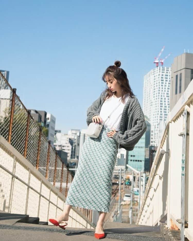 堀田茜さんのインスタグラム写真 - (堀田茜Instagram)「@cancam_fashion  CanCam掲載中のしふく👗 T-shirt: @hanes  skirt : @greed_international_studio  sandals: @fabiorusconi_japan  ring: @enasolunapr #あかねのしふく」2月16日 14時04分 - akanehotta