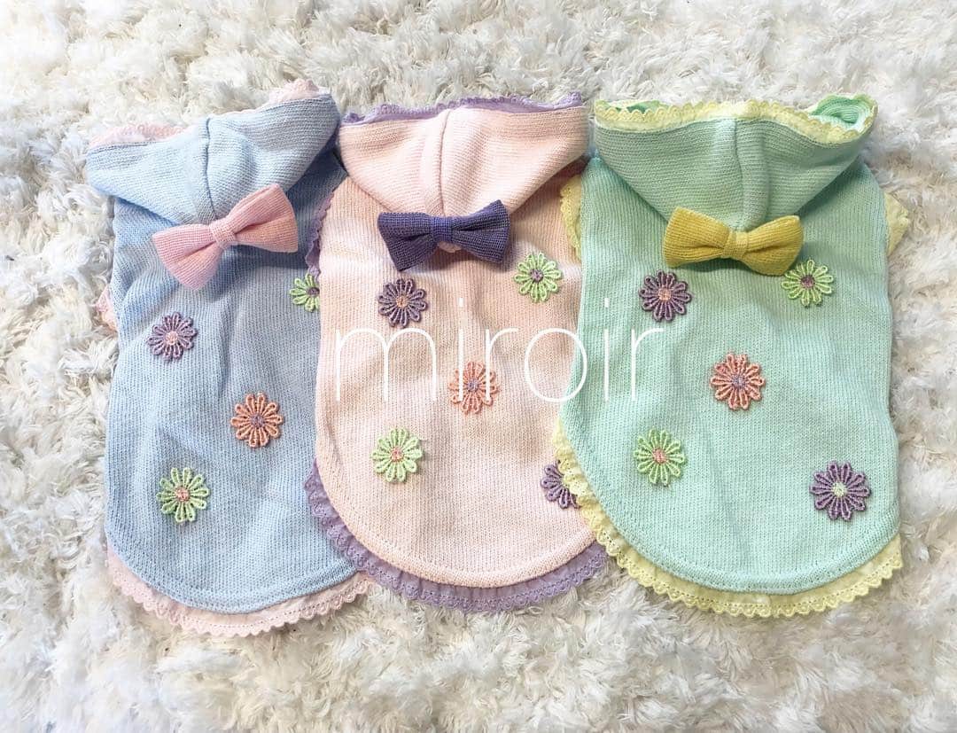 miroir ?miroir(ミロワール)?のインスタグラム：「* * 🌟新商品のお知らせ🌟 * パステルパーカーが登場しました💕 春らしいキュートなパステルカラーのニットでお出かけを楽しんでくださいね✨ スカイ・ピンク・ミントの3色をご用意しています！ サイズもXXSから3Lと豊富に取り揃えております。 XXS〜XL ¥8800(税抜) 1L・2L・3L ¥9300(税抜)  #miroir#missbibi#minamiaoyama#hiroo#pet#petsaron#dog#dogstagram #apparel #dogwear #original#ミロワール#ミスビビ#オリジナルブランド#ドッグウエア#ドッグアパレル#犬服#わんこ#新商品#パステルカラー#スプリングニット#南青山#広尾 #プードル#チワワ」