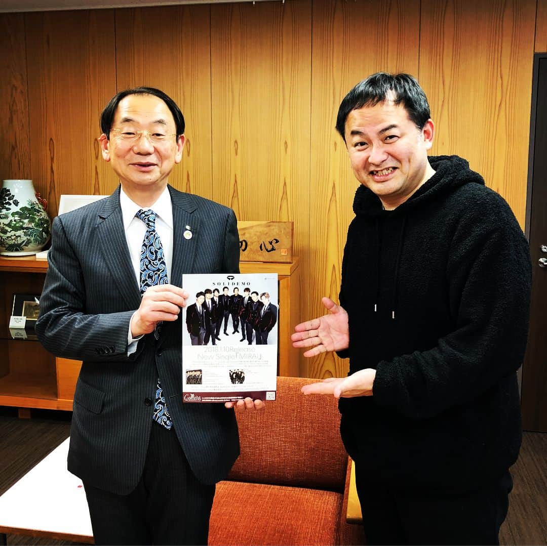向山毅のインスタグラム：「秋田出張中でございます。秋田朝日放送行ったりFM秋田の「気分屋食堂」にゲスト出演させてもらいました〜。 なんと！穂積秋田市長にもご挨拶出来ました！めちゃめちゃ気さくないい方でした！！！明日はケーブルテレビに出演します。さぁ美味しいもの食べるぞ〜😄 #collars_akita #秋田 #秋田市 #FM秋田 #3枚目は秋田のクロちゃんと #秋田朝日放送 #なかいち」
