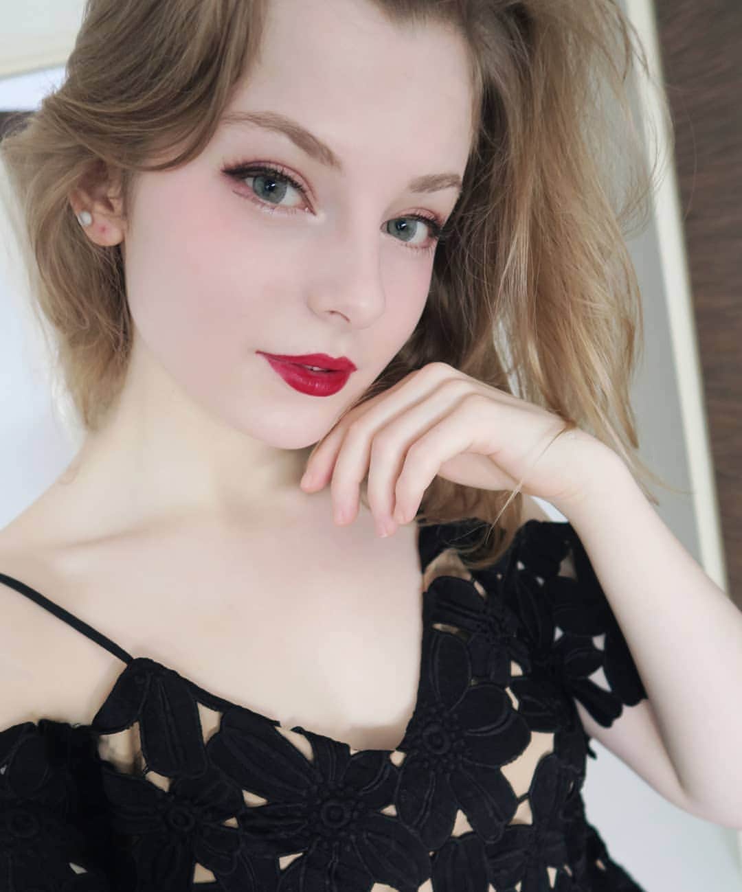 Ella Freyaのインスタグラム：「Happy Lunar New Year :) first time I'm in Singapore this time of the year. Seeing people wear cheongsam makes me want to wear one too 😍😍😍 Lenses are from @ttd_eye / @ttdeyeofficial. Get 10% off with the code "ella.freya" 😁」