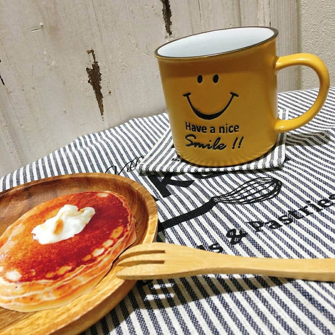 salut!さんのインスタグラム写真 - (salut!Instagram)「☺☺ニコちゃん☺☺ . smileマークがかわいすぎ☺ 新作マグカップ入荷しております。 . ￥300+TAX . ニコちゃん定番カラーのイエローと 落ち着いたネイビーの2色ご用意。 箱入りなのでプレゼントにもオススメてす◎ . あたたかいコーヒー☕を笑顔でどうぞ☺ . ※店舗により品揃え・在庫が異なります。 #salut#サリュ#まいにちインテリア #インテリア#キッチン#リビング#マグカップ#カップ #ニコちゃん#スマイル#smile#☺#イエロー#ネイビー #プチプラ#プレゼント#コーヒー#お部屋#room @salut_kichijoji.tomoka  @salut_shinjuku.satomi」2月16日 18時49分 - salut_shop