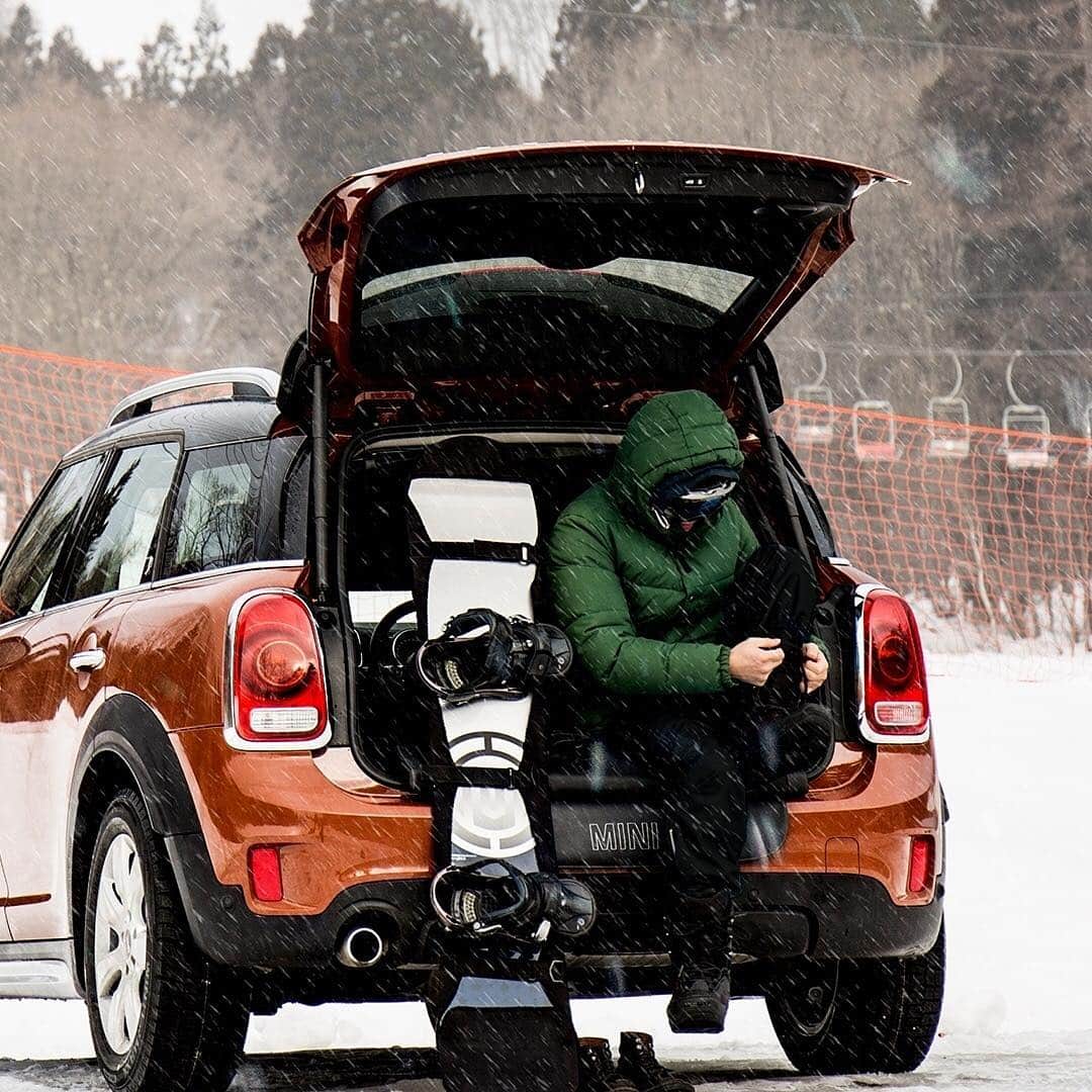 MINI Japanさんのインスタグラム写真 - (MINI JapanInstagram)「ゆとりあふれるラゲッジ・ルームに、この冬の楽しみすべてを乗せて。#MINICrossover #JapanTrip #snowboarding #Hakuba #ミニクロスオーバー #スノボ #旅行 #旅 #長野 #白馬 #八方尾根」2月16日 19時16分 - mini_japan