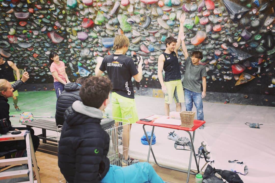 野村真一郎さんのインスタグラム写真 - (野村真一郎Instagram)「great session with @climbing_team_germany  at @project_climbing_gym.  So strong guys!!Thank you so much. ・ @janhojer 🇩🇪 vs @nomura_shinichiro 🇯🇵 reach battle ・ 📸: @ikukoserata  #🇩🇪 #🇯🇵 #evolv #e9 #bourdering #climbing #ボルダリング  #climbinggymproject」2月16日 20時46分 - nomura_shinichiro