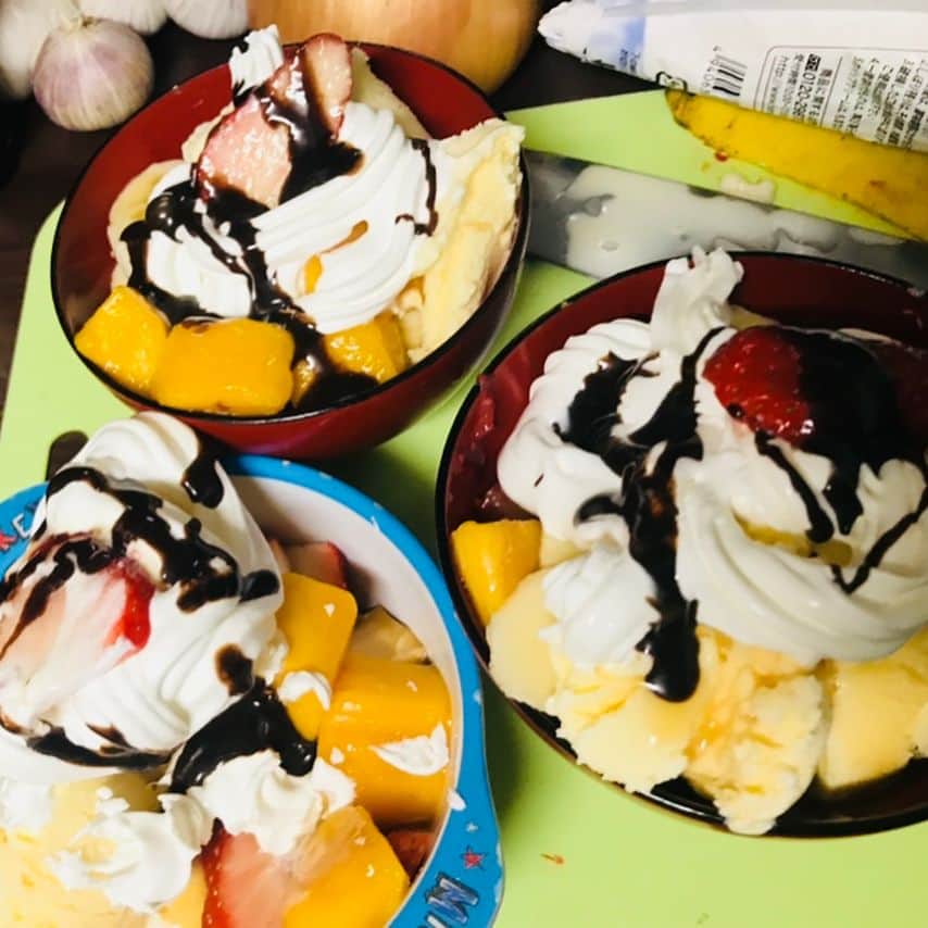 日野賢二さんのインスタグラム写真 - (日野賢二Instagram)「5分で作るパッフェ！ プリン🍮 バニラアイス 苺🍓 バナナ🍌 アップル・マンゴー ホイップ 100%の メープルシロップ チョコソース 食べた人の笑顔 (プライスレス^ ^) Mango,strawberry, Banana split! W/Flan(egg pudding) Vanilla ice  Maple Syrup Hershey’s Chocolate Sauce And Whip Cream And person who’s eating it with big Kool Aid Smile(Priceless!^ ^ #dessert #sweetlife #priceless #love #amour #sweets」2月16日 21時00分 - jinobass