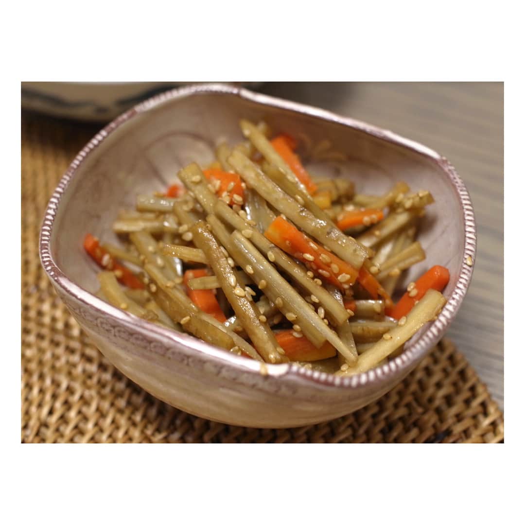 高垣麗子さんのインスタグラム写真 - (高垣麗子Instagram)「💙 今夜は 豚の生姜焼き 新牛蒡のきんぴら かぶの浅漬け 雑穀米 いろいろ野菜のお味噌汁 ・ かぶの浅漬けは 昆布茶で味付けを。 新牛蒡のきんぴらは 薄味に仕上げて 燻製された白胡麻で。 ・ #夜ごはん #豚の生姜焼き #かぶの浅漬け #昆布茶 #新牛蒡 #燻製白胡麻」2月16日 21時58分 - reikotakagaki