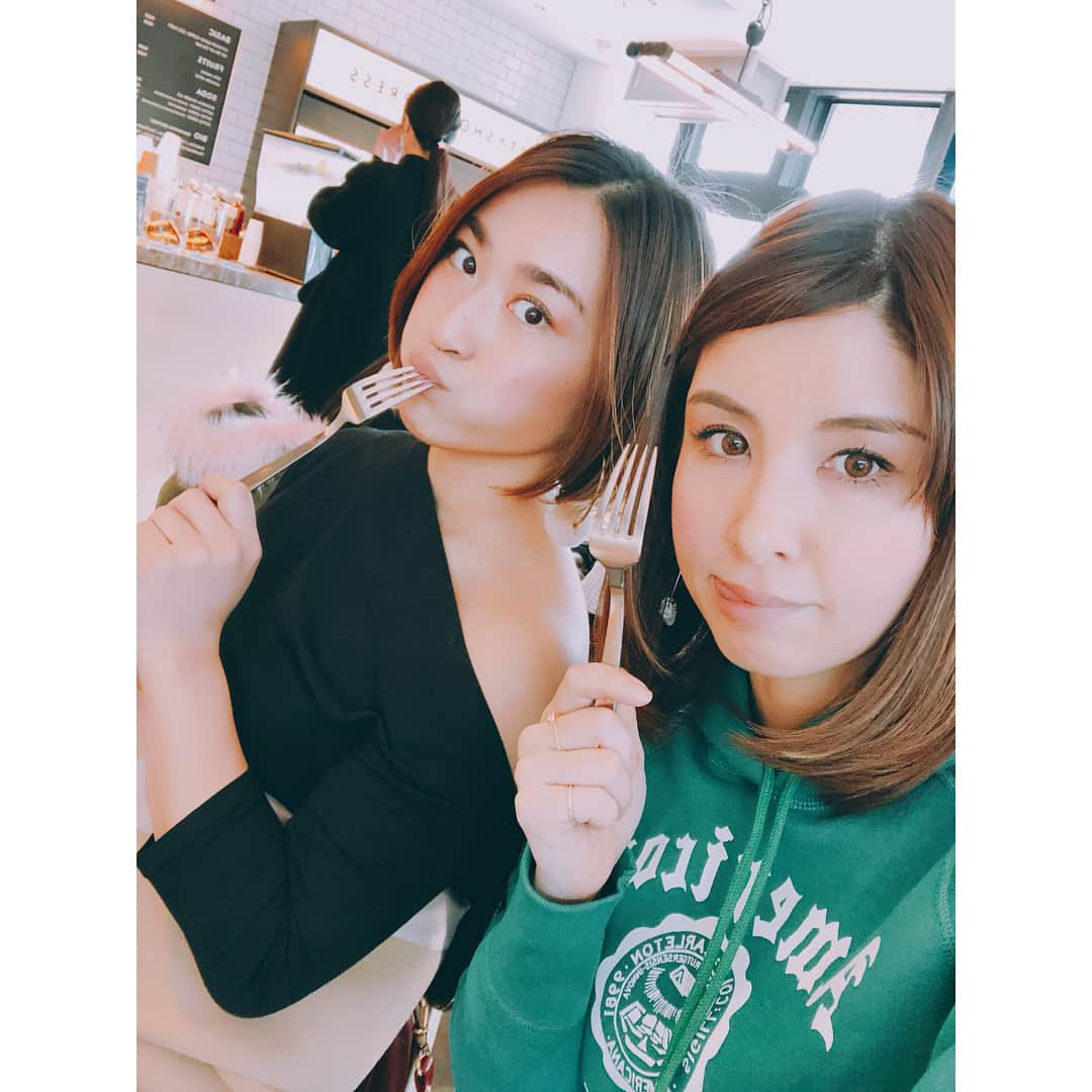 Emiさんのインスタグラム写真 - (EmiInstagram)「インスタ映えTea Standへ スタジオから徒歩約5分♡  甘さ控えめで美味しかった😋  最近忙しくてゆっくり話せなかった @banbinana とランチして笑って目標を語り合ってリフレッシュできました😊  #cafe #teastand #instapic #pink #myfriend #bestfriend #遠山の金さん風」2月16日 22時24分 - emi_yoga