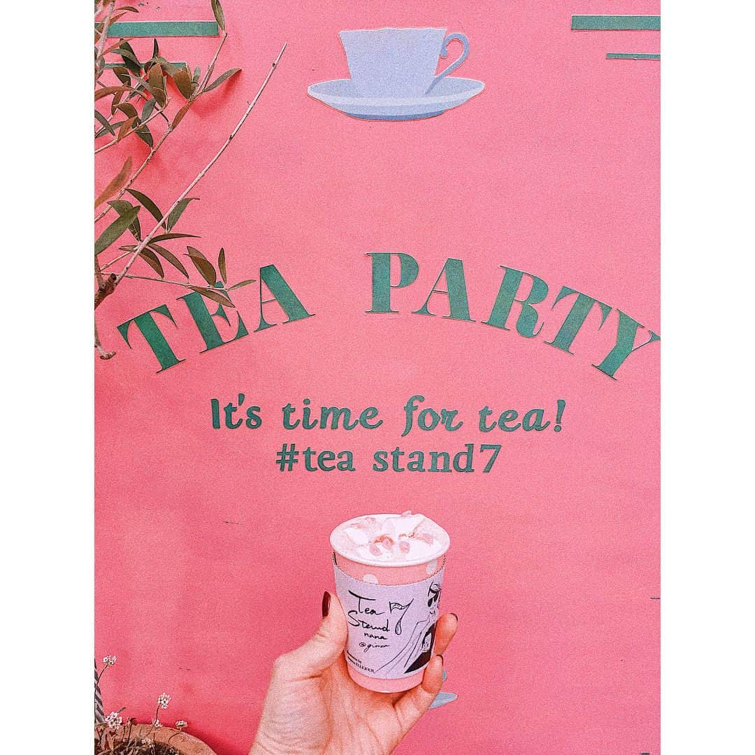 Emiさんのインスタグラム写真 - (EmiInstagram)「インスタ映えTea Standへ スタジオから徒歩約5分♡  甘さ控えめで美味しかった😋  最近忙しくてゆっくり話せなかった @banbinana とランチして笑って目標を語り合ってリフレッシュできました😊  #cafe #teastand #instapic #pink #myfriend #bestfriend #遠山の金さん風」2月16日 22時24分 - emi_yoga