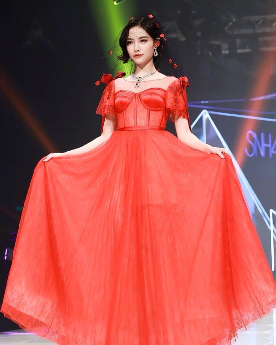 シュー・ジャーチー（Xu Jiaqi）のインスタグラム：「Red #xujiaqi #snh48 #red #reddress #stunning @hellokiki77」
