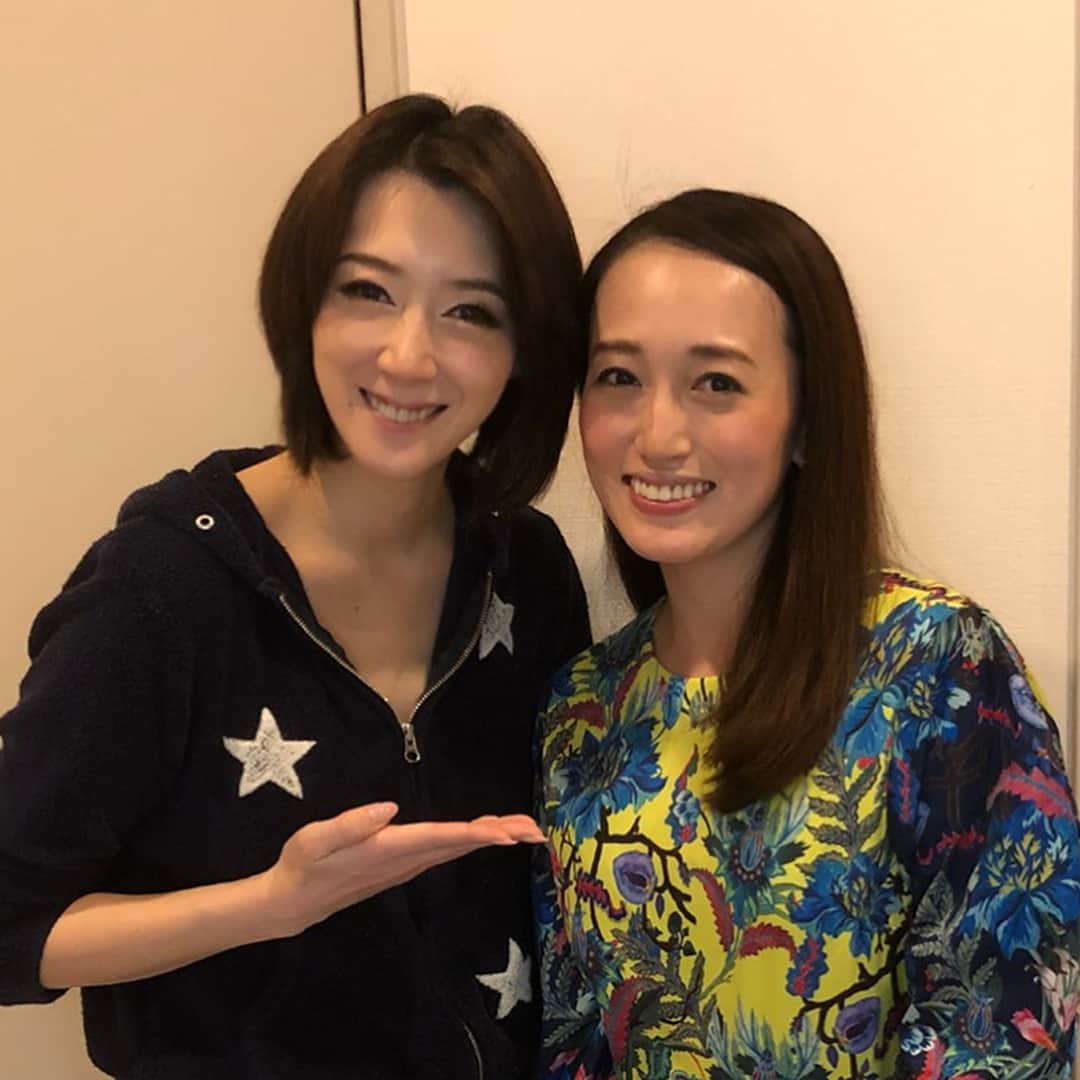凰稀かなめさんのインスタグラム写真 - (凰稀かなめInstagram)「今日はレミちゃん(o^^o) ありがとう😊 ずっと隠してましたが(笑) オータムショーの時は 御懐妊〜〜〜㊗️ そして、メーテルのはるかちゃん！ 一緒にお芝居するの楽しみです(o^^o)  そして昨日公園の朱川先生が！ 素敵な作品ありがとうございます😊  #白華れみ #お母さん #御懐妊 #大きいお腹〜〜 #パワー貰う #メーテル #はるか #昨日公園  #明日も大切に丁寧に #星組っ子 #ありがとう😊」2月16日 23時44分 - kanameouki_official