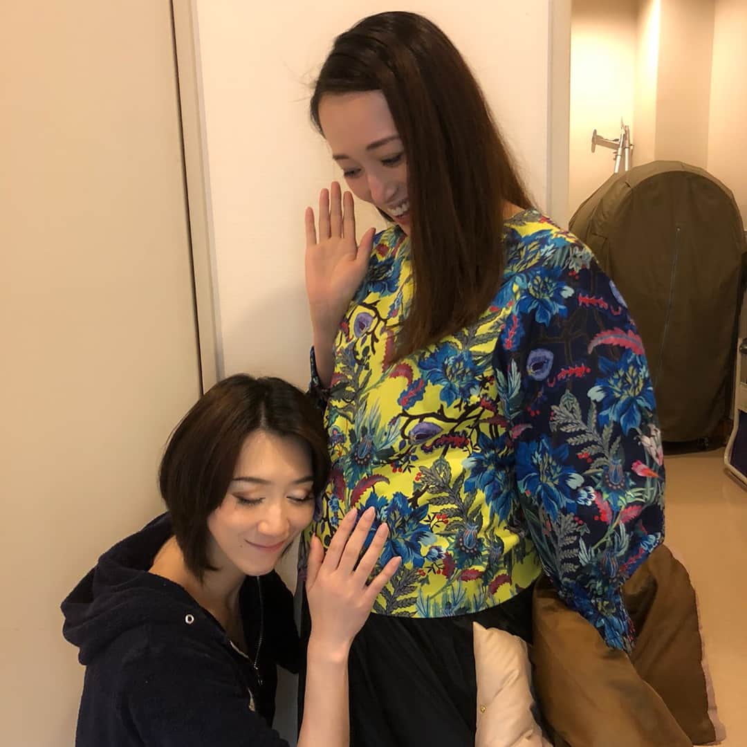 凰稀かなめさんのインスタグラム写真 - (凰稀かなめInstagram)「今日はレミちゃん(o^^o) ありがとう😊 ずっと隠してましたが(笑) オータムショーの時は 御懐妊〜〜〜㊗️ そして、メーテルのはるかちゃん！ 一緒にお芝居するの楽しみです(o^^o)  そして昨日公園の朱川先生が！ 素敵な作品ありがとうございます😊  #白華れみ #お母さん #御懐妊 #大きいお腹〜〜 #パワー貰う #メーテル #はるか #昨日公園  #明日も大切に丁寧に #星組っ子 #ありがとう😊」2月16日 23時44分 - kanameouki_official
