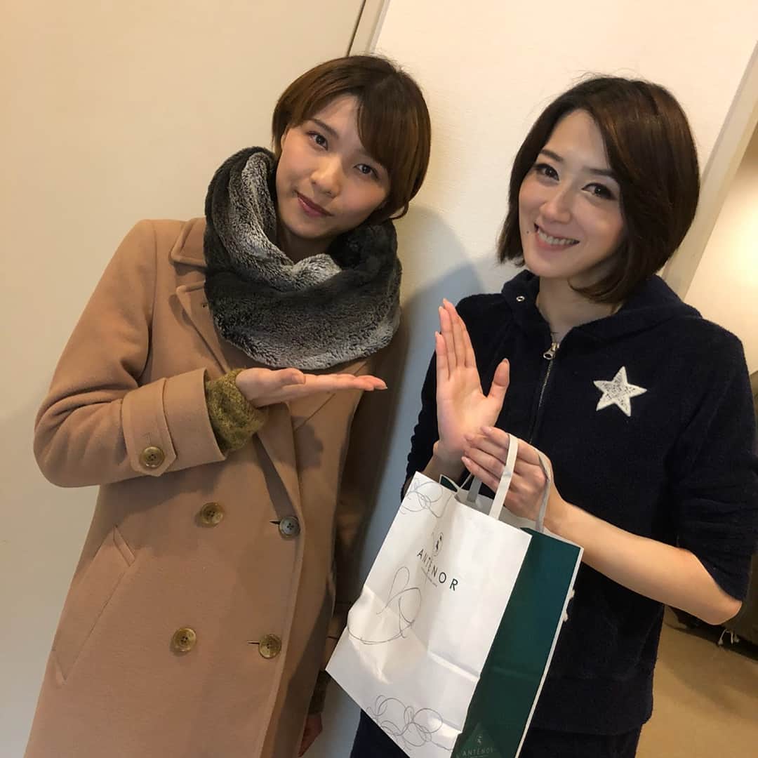 凰稀かなめさんのインスタグラム写真 - (凰稀かなめInstagram)「今日はレミちゃん(o^^o) ありがとう😊 ずっと隠してましたが(笑) オータムショーの時は 御懐妊〜〜〜㊗️ そして、メーテルのはるかちゃん！ 一緒にお芝居するの楽しみです(o^^o)  そして昨日公園の朱川先生が！ 素敵な作品ありがとうございます😊  #白華れみ #お母さん #御懐妊 #大きいお腹〜〜 #パワー貰う #メーテル #はるか #昨日公園  #明日も大切に丁寧に #星組っ子 #ありがとう😊」2月16日 23時44分 - kanameouki_official