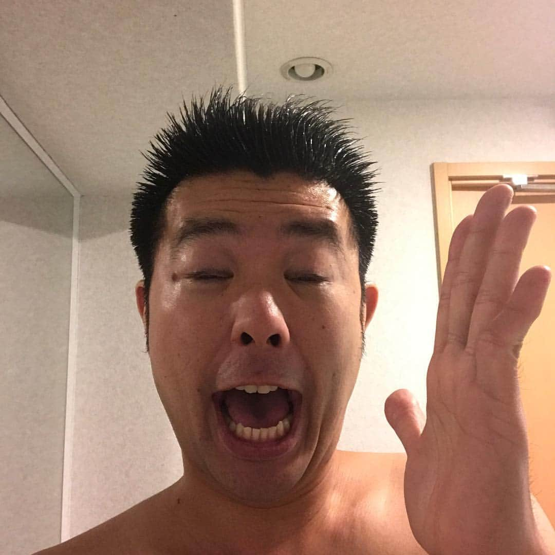 西川晃啓さんのインスタグラム写真 - (西川晃啓Instagram)「気絶白髪隠し  白髪が多すぎて気絶 #あるある探検隊 #レギュラー #気絶 #気絶の日々 #ギャグ #白髪染め  #裸  #高齢 #お風呂」2月17日 0時29分 - kizetu