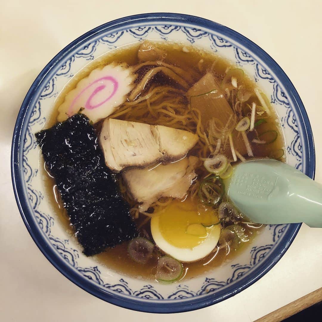 向山毅のインスタグラム：「秋田に来たら絶対行って欲しいお店 #collars_akita #紀文 #ラーメンがめちゃめちゃ美味しい #昭和の中華そば #映画たんぽぽに出てきそうな #そして秋田は滑る #アイスバーン #夜はみんな滑ってた #お気をつけください」