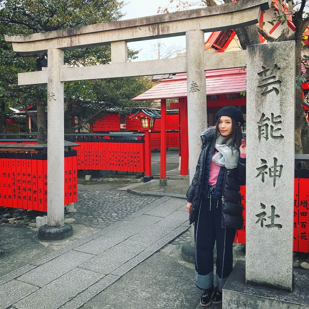 横町ももこさんのインスタグラム写真 - (横町ももこInstagram)「. 関西延泊の旅〜👜 . 神戸を観光した後はそのまま電車でぶらり京都へ🚃✨ . 芸能の神様で知られる車折神社へ⛩ . 前に京都に来たときに自分の名前の玉垣を奉納したんだけど、それを自分の目でまだ見ていなかったので絶対に行かなきゃと思ってて今回やっと行けました🙌 . 自分の名前を見つけた時はめっちゃ嬉しかった😆💕 これからの仕事のこと、ちゃんと拝んで来たよ😌✨ . 行きたいっていう3年越しの願いが実現したので本当に嬉しかった❤️ . #dayoff#観光#国内旅行#trip#旅女#タビジョ#神戸#京都#kyoto#車折神社#芸能神社#芸能の神様#パワースポット#shrine#京都観光#玉垣#myname#nameplate#red#芸能運#ぶらり京都#参拝#インスタ映え#インスタスポット#デートスポット#観光地#関西の旅#travel#goodluck#happy」2月17日 10時43分 - momochadayo