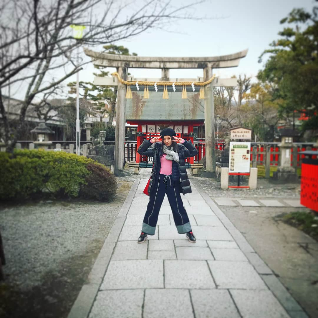 横町ももこさんのインスタグラム写真 - (横町ももこInstagram)「. 関西延泊の旅〜👜 . 神戸を観光した後はそのまま電車でぶらり京都へ🚃✨ . 芸能の神様で知られる車折神社へ⛩ . 前に京都に来たときに自分の名前の玉垣を奉納したんだけど、それを自分の目でまだ見ていなかったので絶対に行かなきゃと思ってて今回やっと行けました🙌 . 自分の名前を見つけた時はめっちゃ嬉しかった😆💕 これからの仕事のこと、ちゃんと拝んで来たよ😌✨ . 行きたいっていう3年越しの願いが実現したので本当に嬉しかった❤️ . #dayoff#観光#国内旅行#trip#旅女#タビジョ#神戸#京都#kyoto#車折神社#芸能神社#芸能の神様#パワースポット#shrine#京都観光#玉垣#myname#nameplate#red#芸能運#ぶらり京都#参拝#インスタ映え#インスタスポット#デートスポット#観光地#関西の旅#travel#goodluck#happy」2月17日 10時43分 - momochadayo