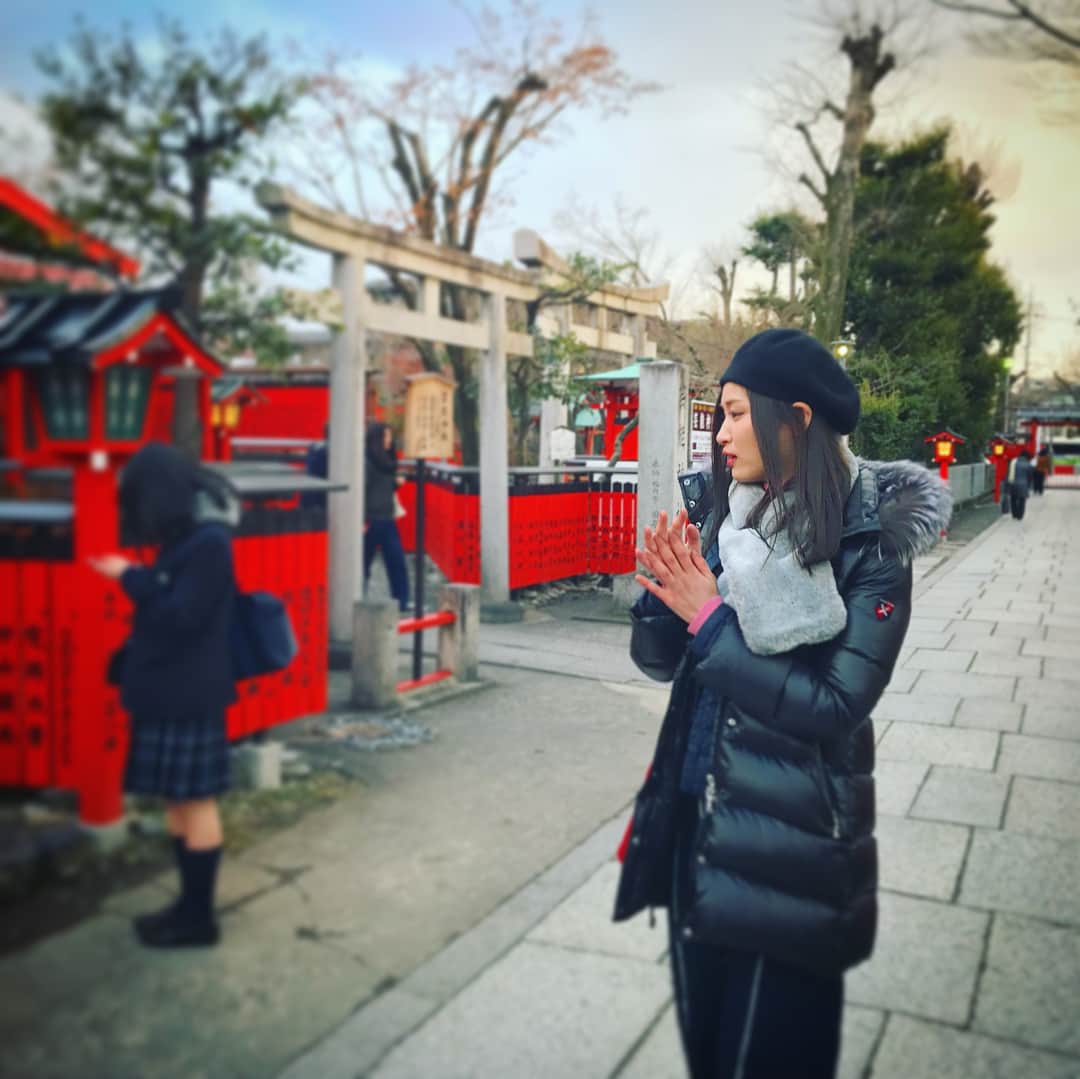 横町ももこさんのインスタグラム写真 - (横町ももこInstagram)「. 関西延泊の旅〜👜 . 神戸を観光した後はそのまま電車でぶらり京都へ🚃✨ . 芸能の神様で知られる車折神社へ⛩ . 前に京都に来たときに自分の名前の玉垣を奉納したんだけど、それを自分の目でまだ見ていなかったので絶対に行かなきゃと思ってて今回やっと行けました🙌 . 自分の名前を見つけた時はめっちゃ嬉しかった😆💕 これからの仕事のこと、ちゃんと拝んで来たよ😌✨ . 行きたいっていう3年越しの願いが実現したので本当に嬉しかった❤️ . #dayoff#観光#国内旅行#trip#旅女#タビジョ#神戸#京都#kyoto#車折神社#芸能神社#芸能の神様#パワースポット#shrine#京都観光#玉垣#myname#nameplate#red#芸能運#ぶらり京都#参拝#インスタ映え#インスタスポット#デートスポット#観光地#関西の旅#travel#goodluck#happy」2月17日 10時43分 - momochadayo