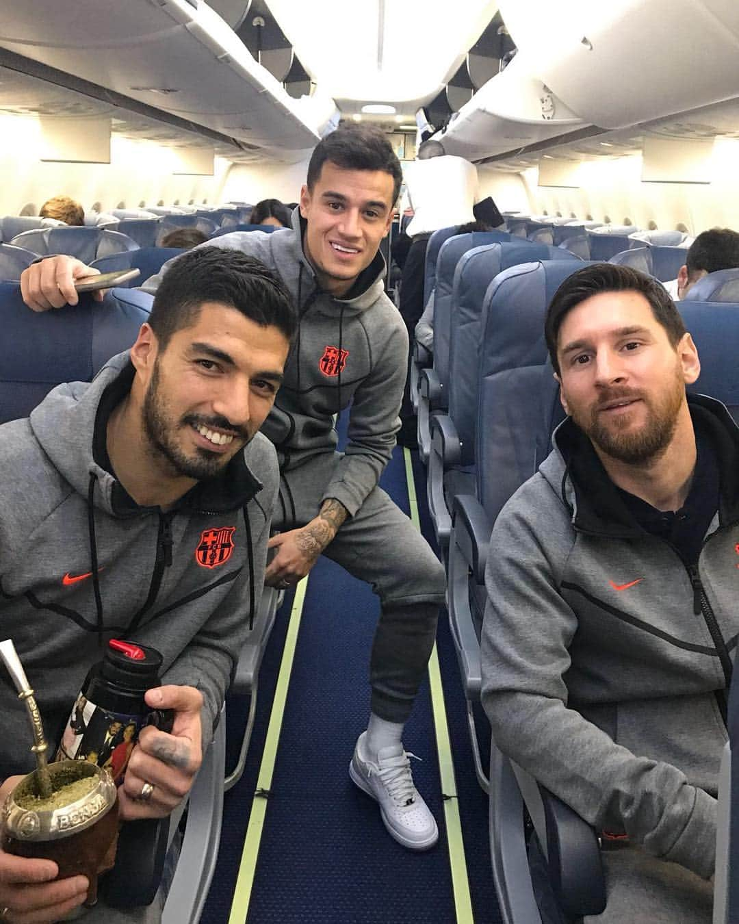 ルイス・アルベルト・スアレスさんのインスタグラム写真 - (ルイス・アルベルト・スアレスInstagram)「Rumbo a Éibar!✈️ ⚽💪🏻💪🏻🔵🔴 @leomessi @phil.coutinho  On our way to Eibar ✈️ ⚽💪🏻💪🏻🔵🔴」2月17日 3時01分 - luissuarez9